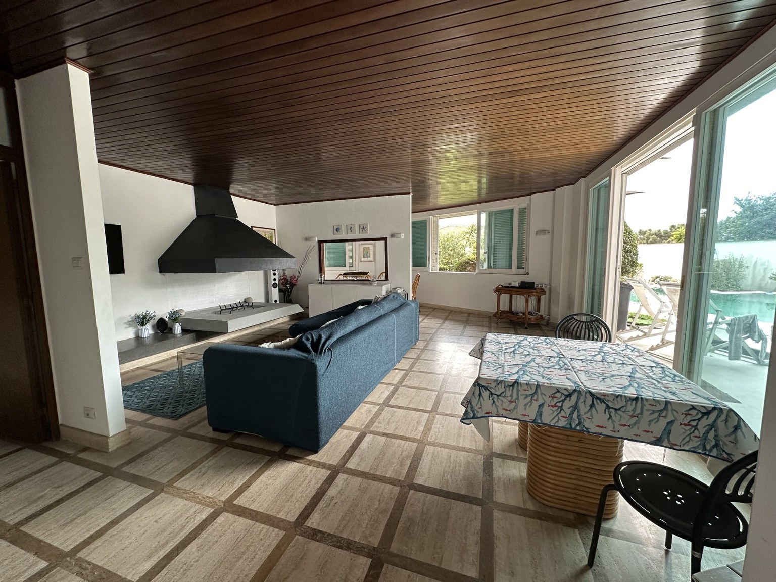 Zona living luminosa della villa