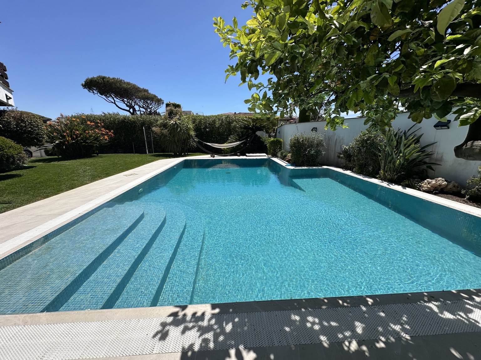 Piscina privata con scala interna