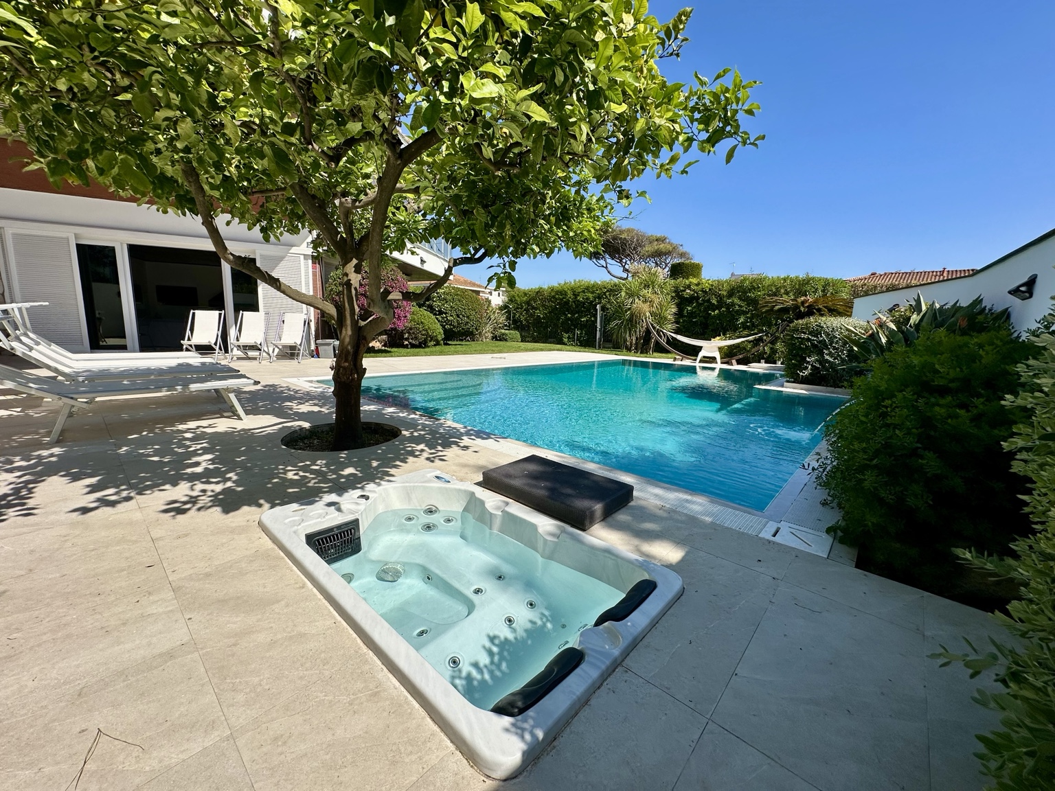 Jacuzzi vicino alla piscina